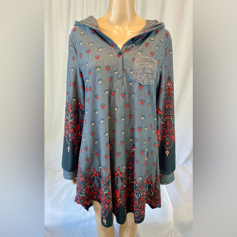 Reborn Hooded Long Sleeve Tunic
Size: XL
Fabric: 96% Rayon 4% Spandex